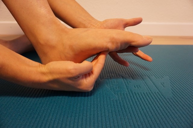 Spiraldynamik® Fussgruppe in Lenzburg mit Übung zur Mobilisation der Zehen und Fussgelenke