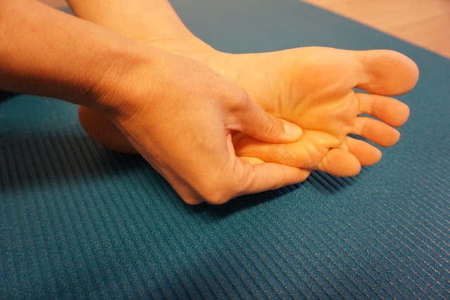 Spiraldynamik® Fussgruppe in Lenzburg mit Massage und Aktivierung der Fusssohle